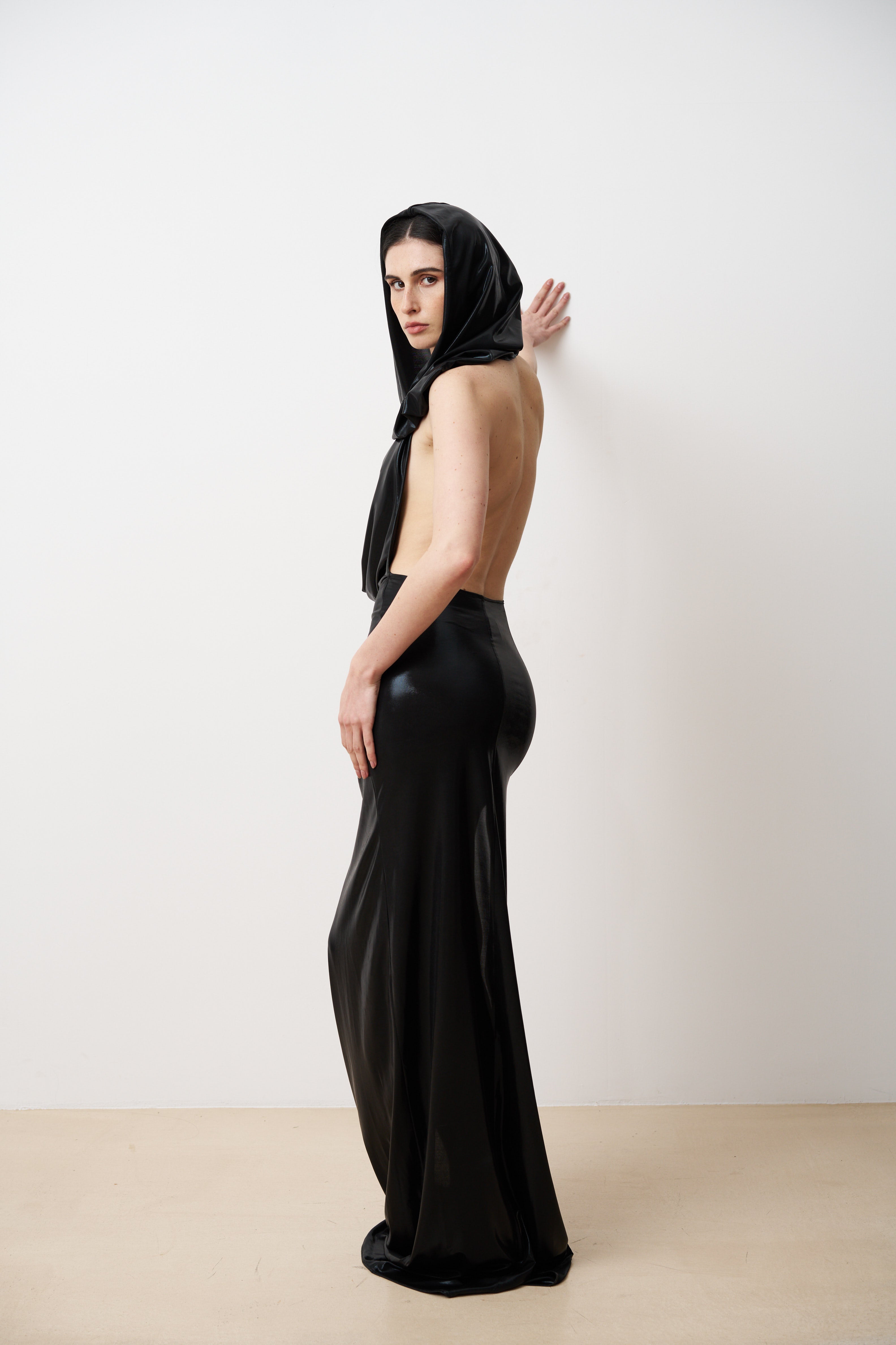 Robe NYRA à capuche, dos nu et fente haute