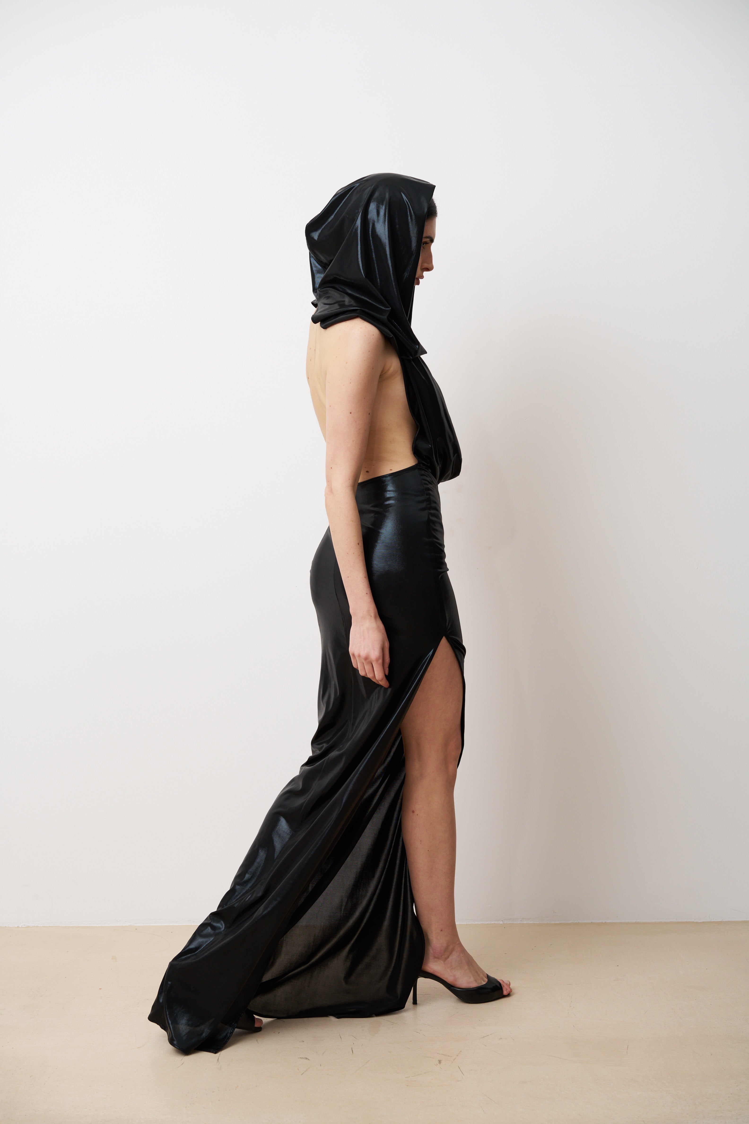 Robe NYRA à capuche, dos nu et fente haute